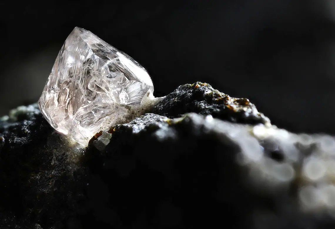 Un diamant brut éclairé dans la roche